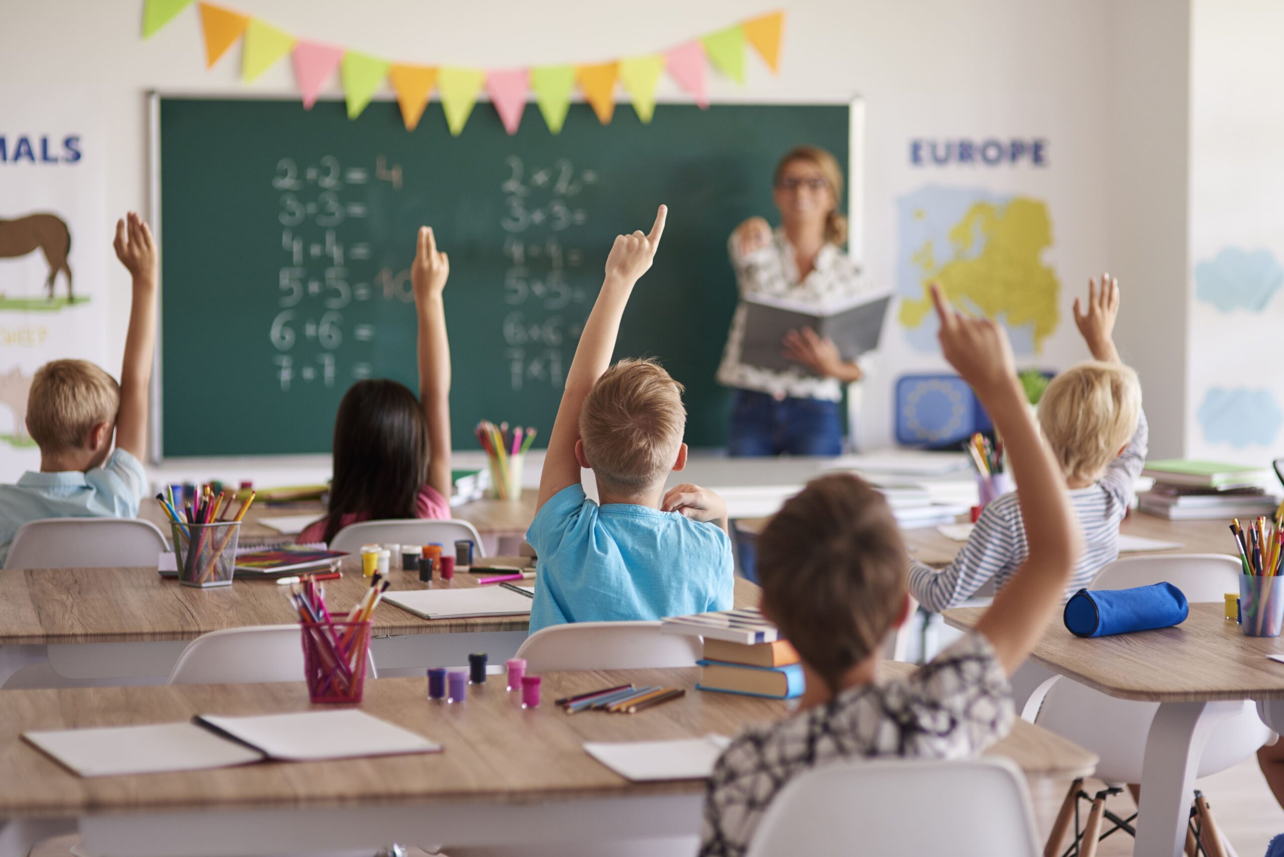 Estudiantes levantando la mano-seguros Atalaya  educación